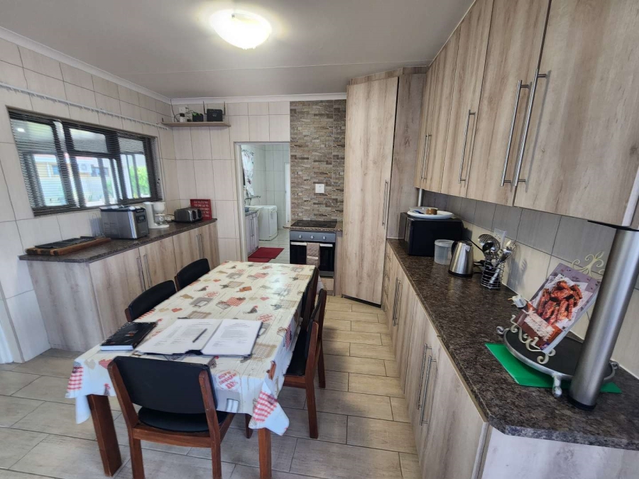 5 Bedroom Property for Sale in Fraaiuitsig Western Cape